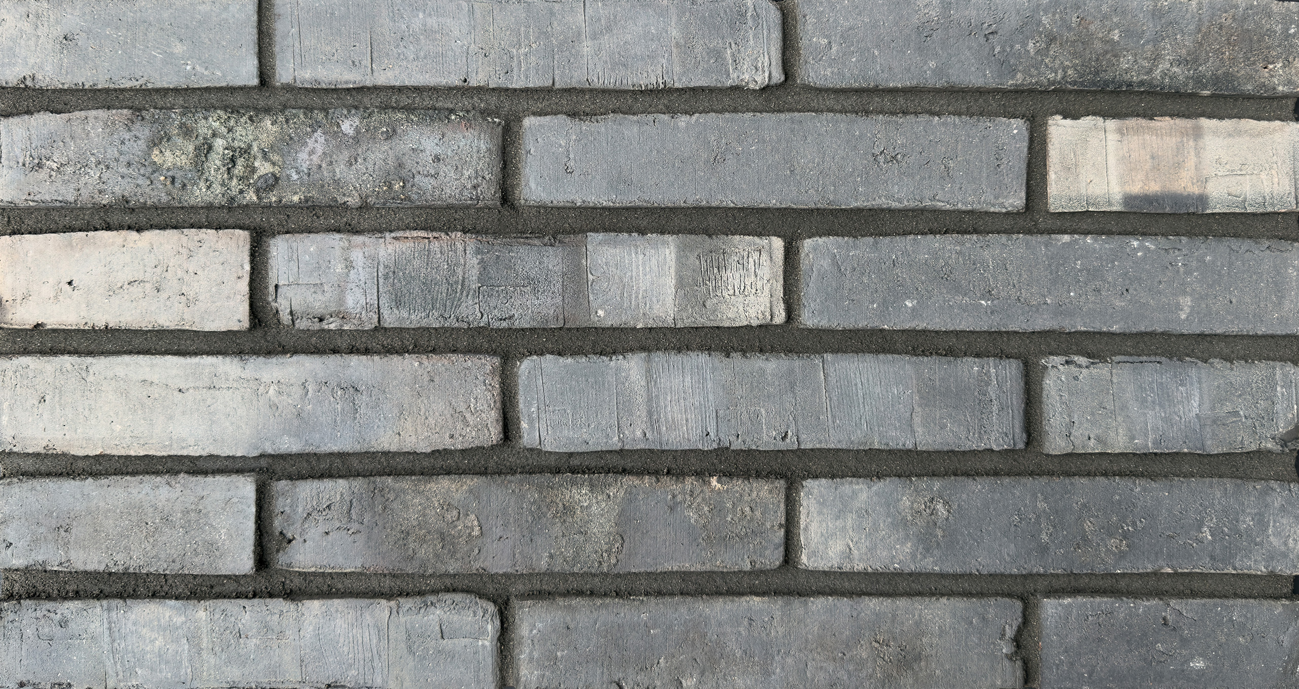 Mustertafel mit 6 Reihen mittel- bis dunkelgrauer Klinker mit grober Oberfläche