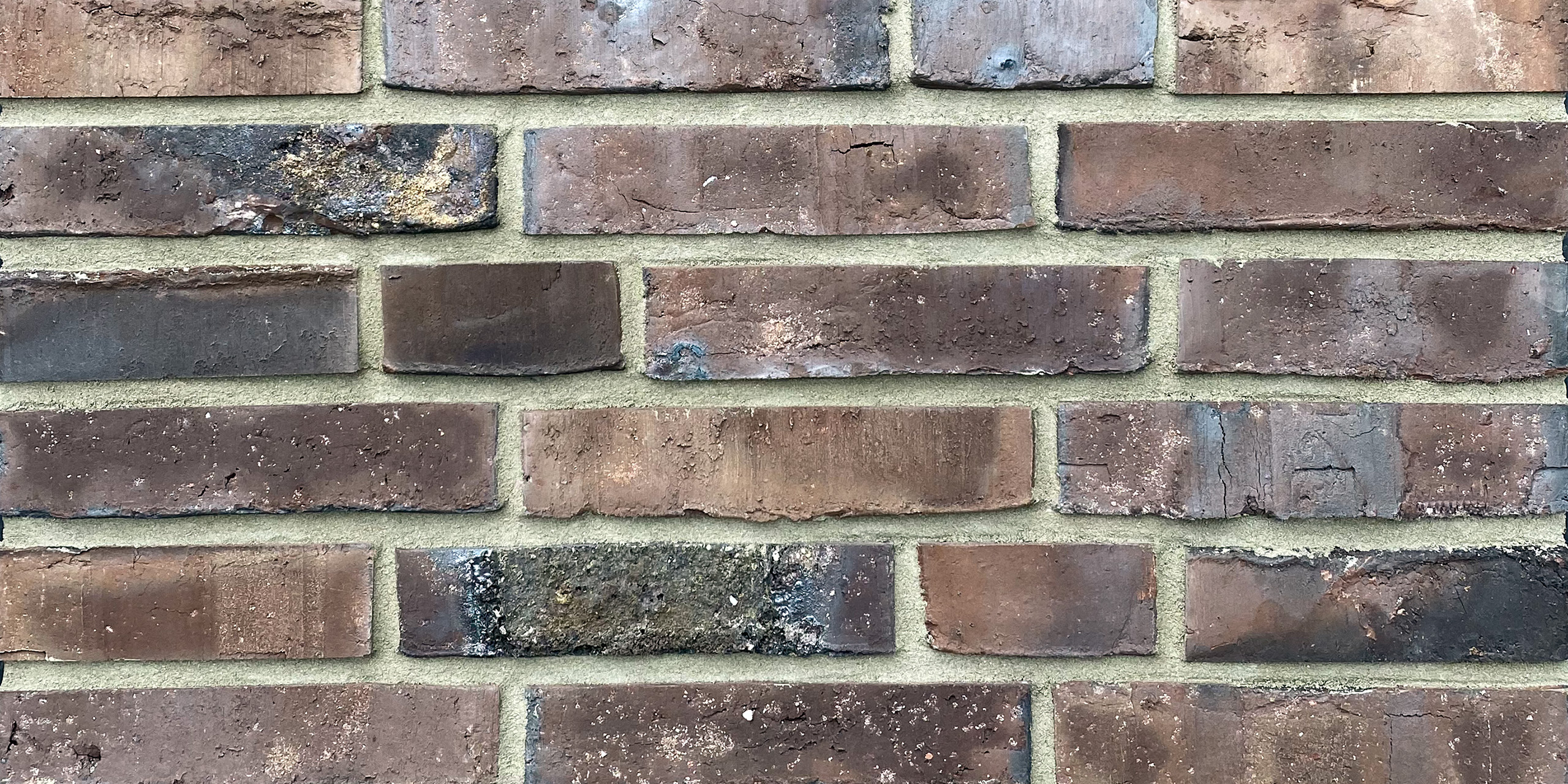 MSZ-GR-301-Hell-DF-Mustertafel-IMG_2844 Mustertafel mit 6 Reihen braunen Klinkern, teilweise mit helleren Stellen und teilweise mit Kohleaufbrennungen