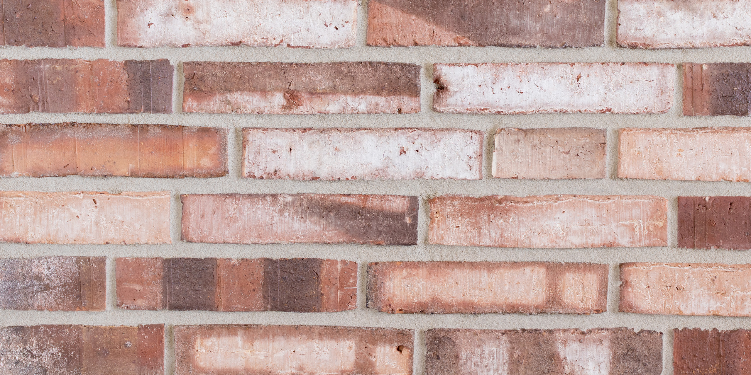 Mustertafel mit 6 Reihen Klinkern mit rotem Unterton und unterschiedlichen Graden an weißer Schlämme auf der Oberfläche, teilweise auch Rückseiten ohne Schlämme