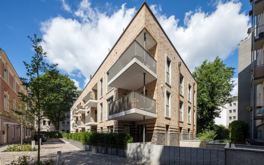 Helle Eleganz lässt Hamburger Mehrfamilienhaus erstrahlen