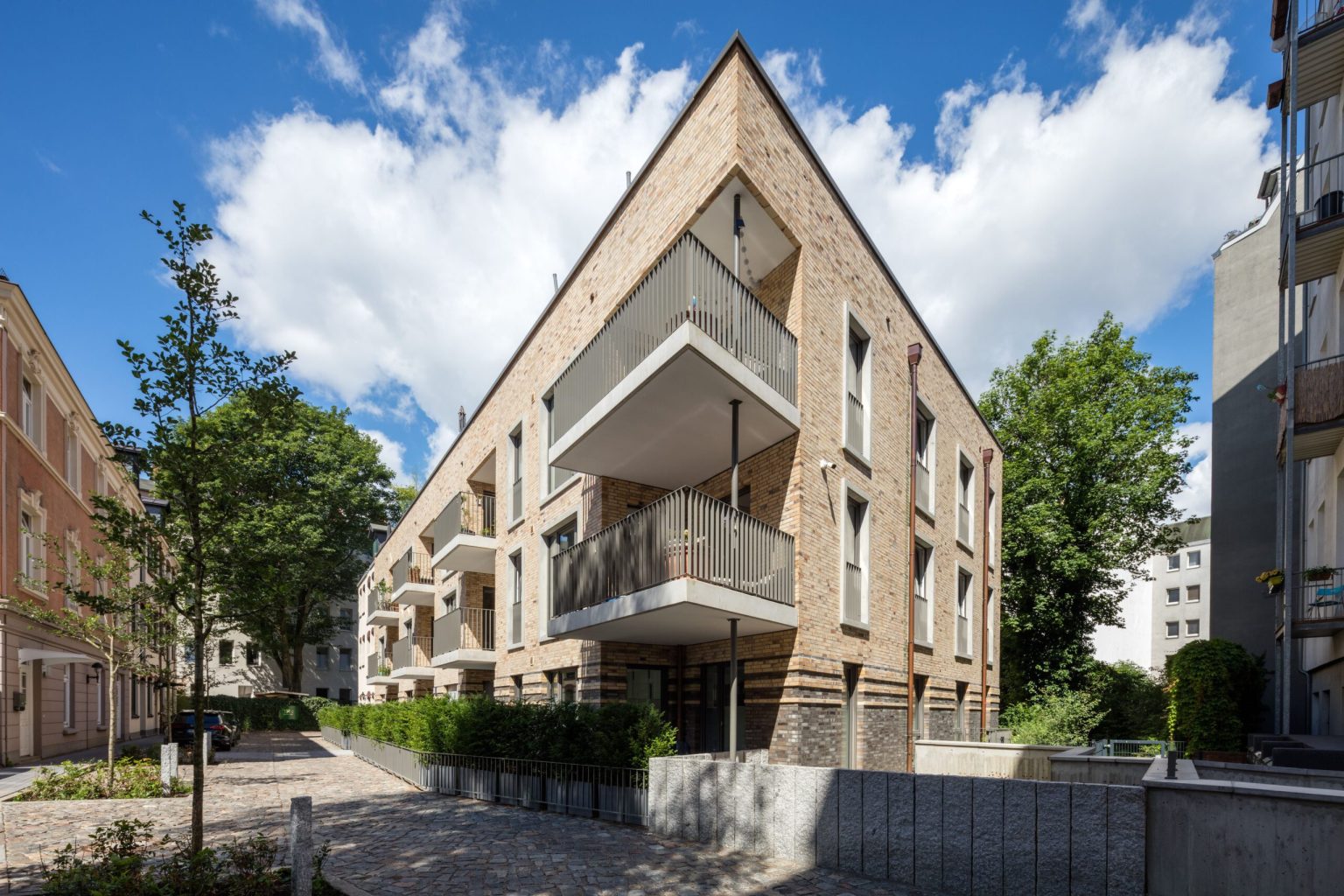 Helle Eleganz lässt Hamburger Mehrfamilienhaus erstrahlen – Bild 4 von 6