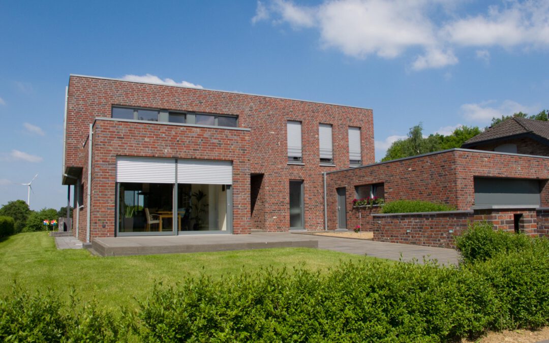 Moderner Bauhausstil mit Klinkern