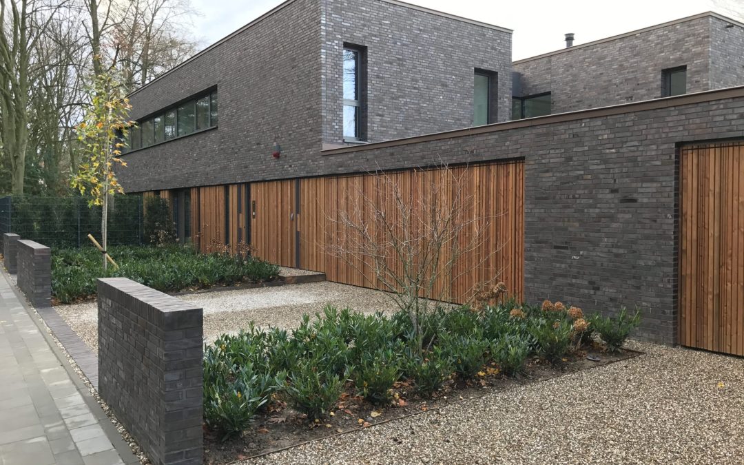 Moderner Riegelbau mit Klinker und Holz
