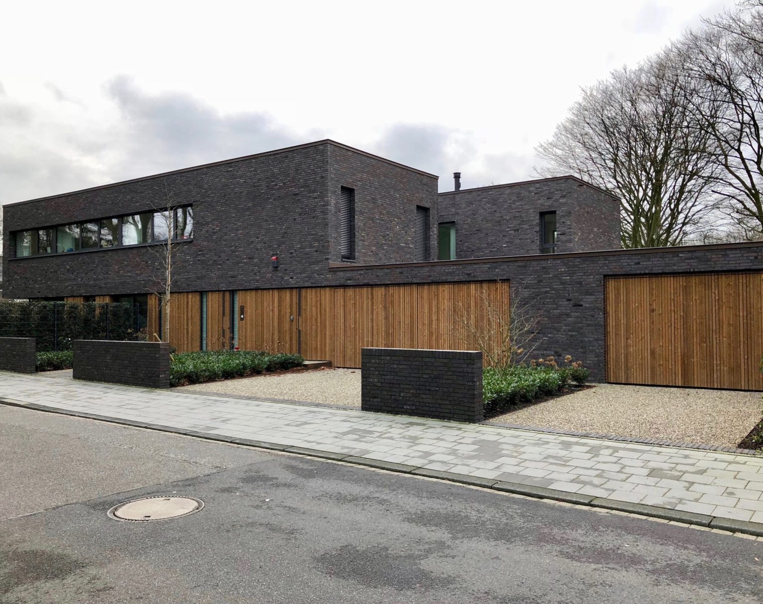 Moderner Riegelbau mit Klinker und Holz – Bild 1 von 6