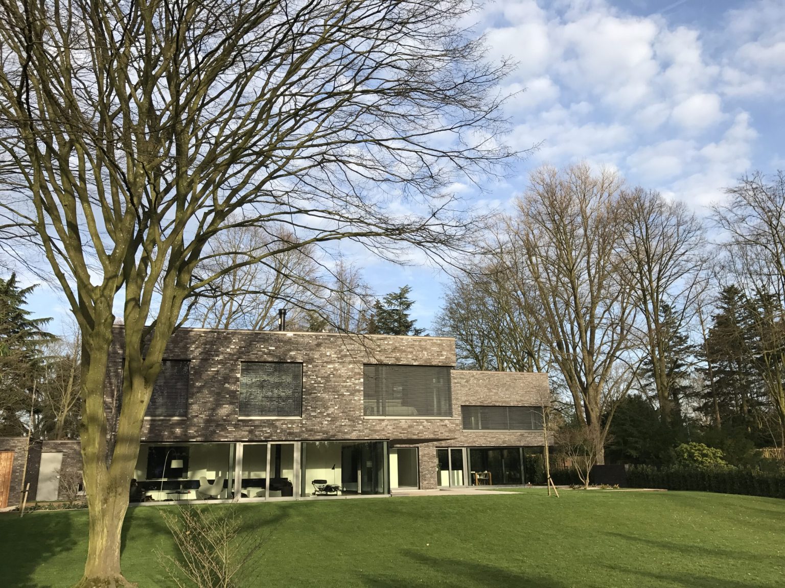 Moderner Riegelbau mit Klinker und Holz – Bild 5 von 6