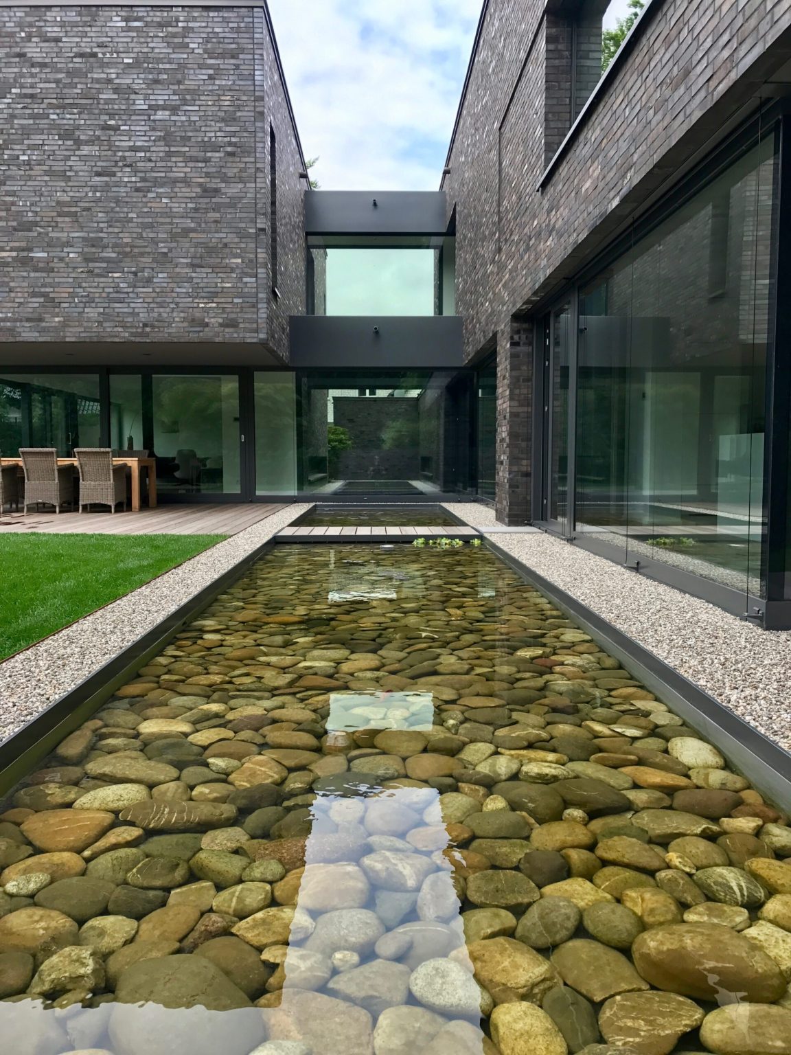 Moderner Riegelbau mit Klinker und Holz – Bild 3 von 6