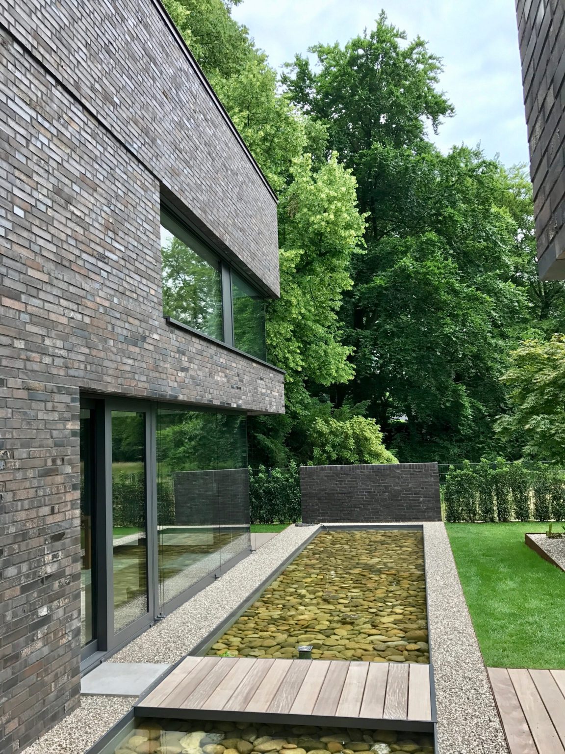 Moderner Riegelbau mit Klinker und Holz – Bild 2 von 6