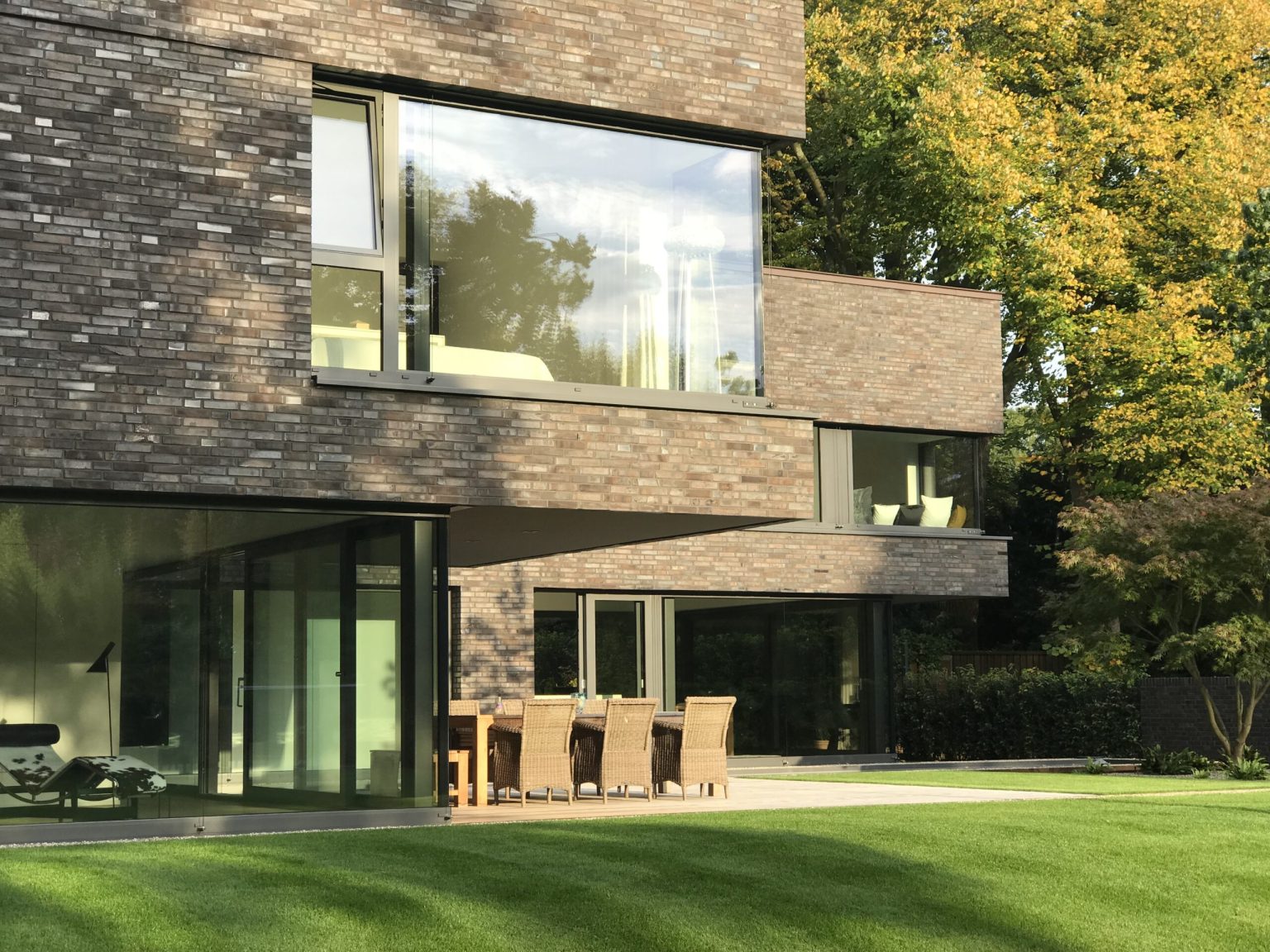 Moderner Riegelbau mit Klinker und Holz – Bild 6 von 6