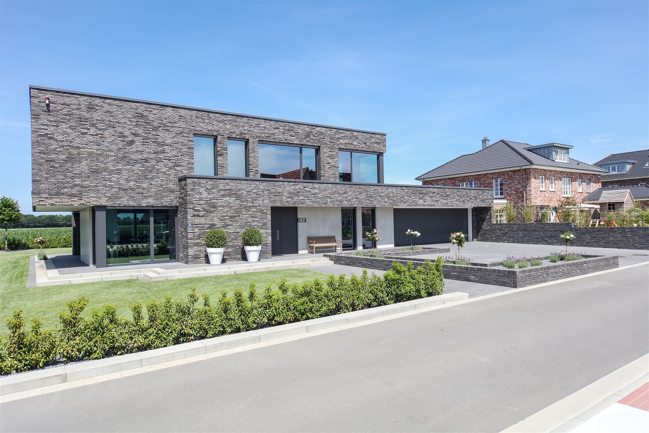 Silbergrauer Klinker für futuristisches Einfamilienhaus – Bild 8 von 8