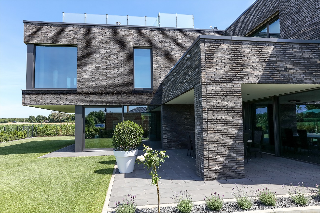 Silbergrauer Klinker für futuristisches Einfamilienhaus – Bild 5 von 8
