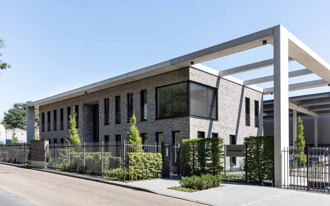 Verwaltungsgebäude mit Klinker und Betonkombination