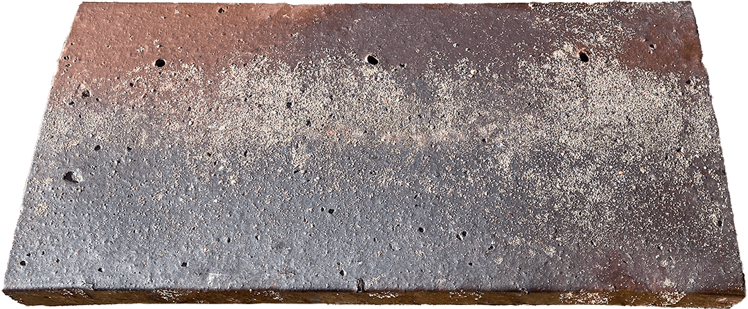 Flache Klinkerplatte in Rot-Braun mit Aufbrennungen