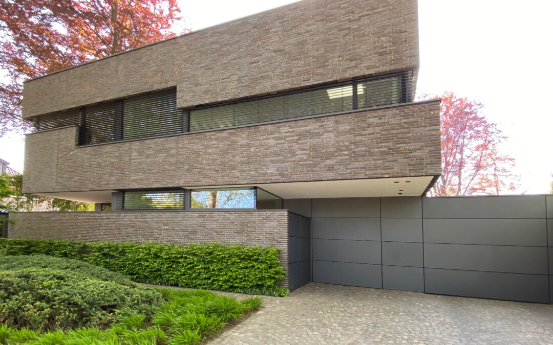 Das Einfamilienhaus von Houwald mit Flachdach und markanter Klinkerfassade”