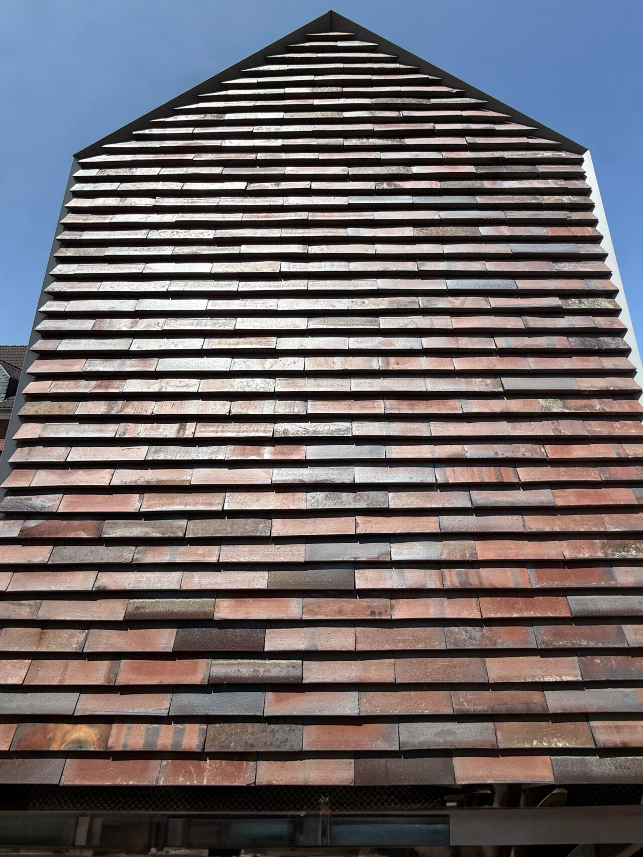 Wandaufsicht Keramikschindeln CradleTop CTP Danzig in rot-braun mit Kohleaufbrennungen