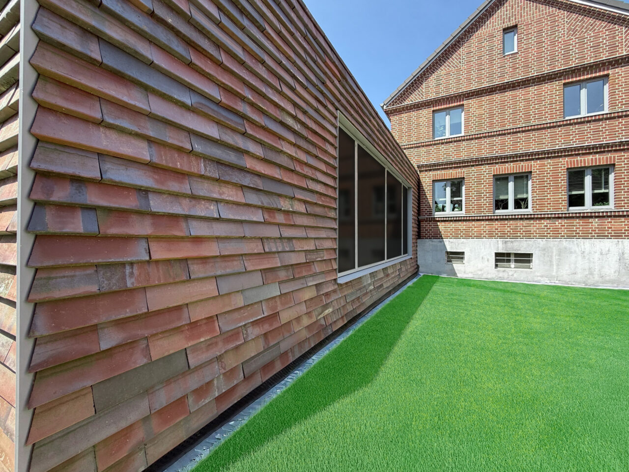 Seitenansicht Anbau Keramikschindeln CradleTop CTP Danzig in rot-braun mit Kohleaufbrennungen