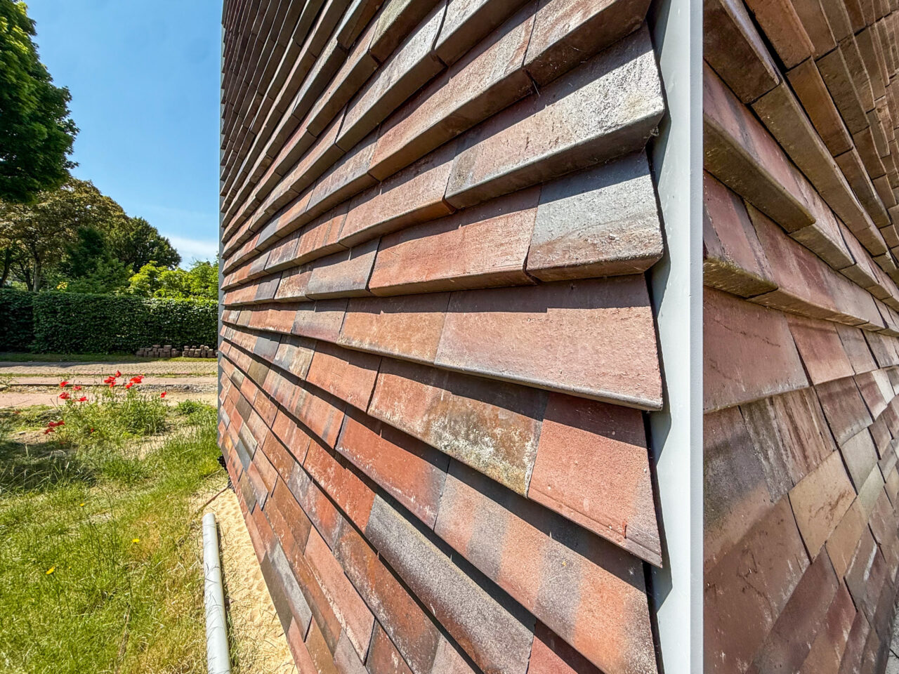 Wandaufsicht Keramikschindeln CradleTop CTP Danzig in rot-braun mit Kohleaufbrennungen