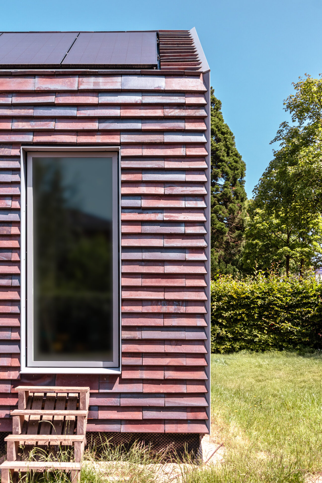 Wandaufsicht Keramikschindeln CradleTop CTP Danzig in rot-braun mit Kohleaufbrennungen