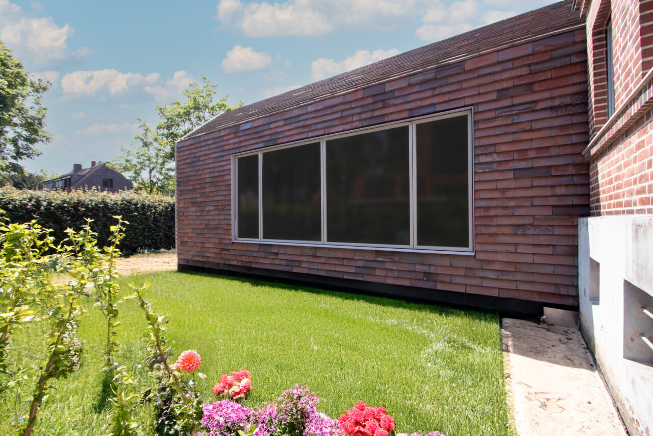 Seitenansicht Anbau mit Keramikschindeln CradleTop CTP Danzig in rot-braun mit Kohleaufbrennungen