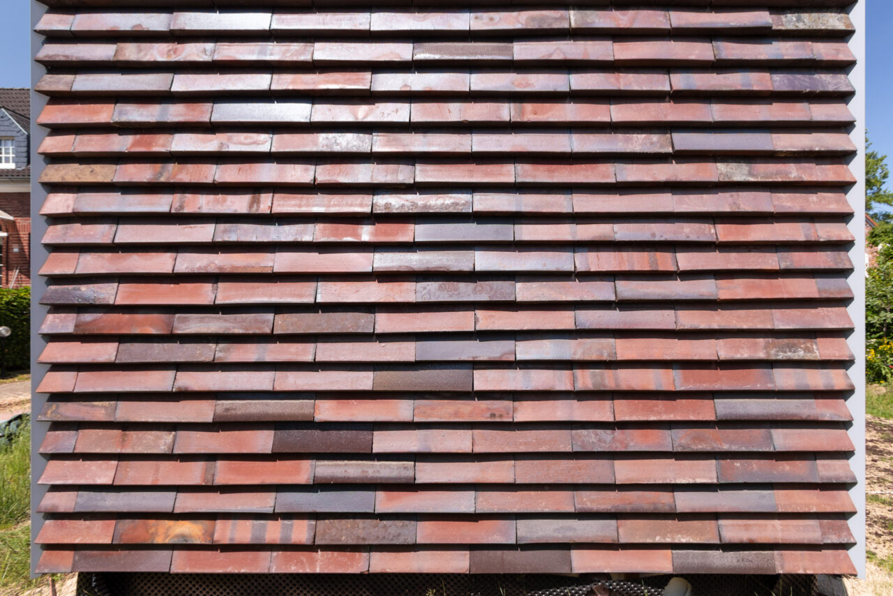 Wandaufsicht Keramikschindeln CradleTop CTP Danzig in rot-braun mit Kohleaufbrennungen