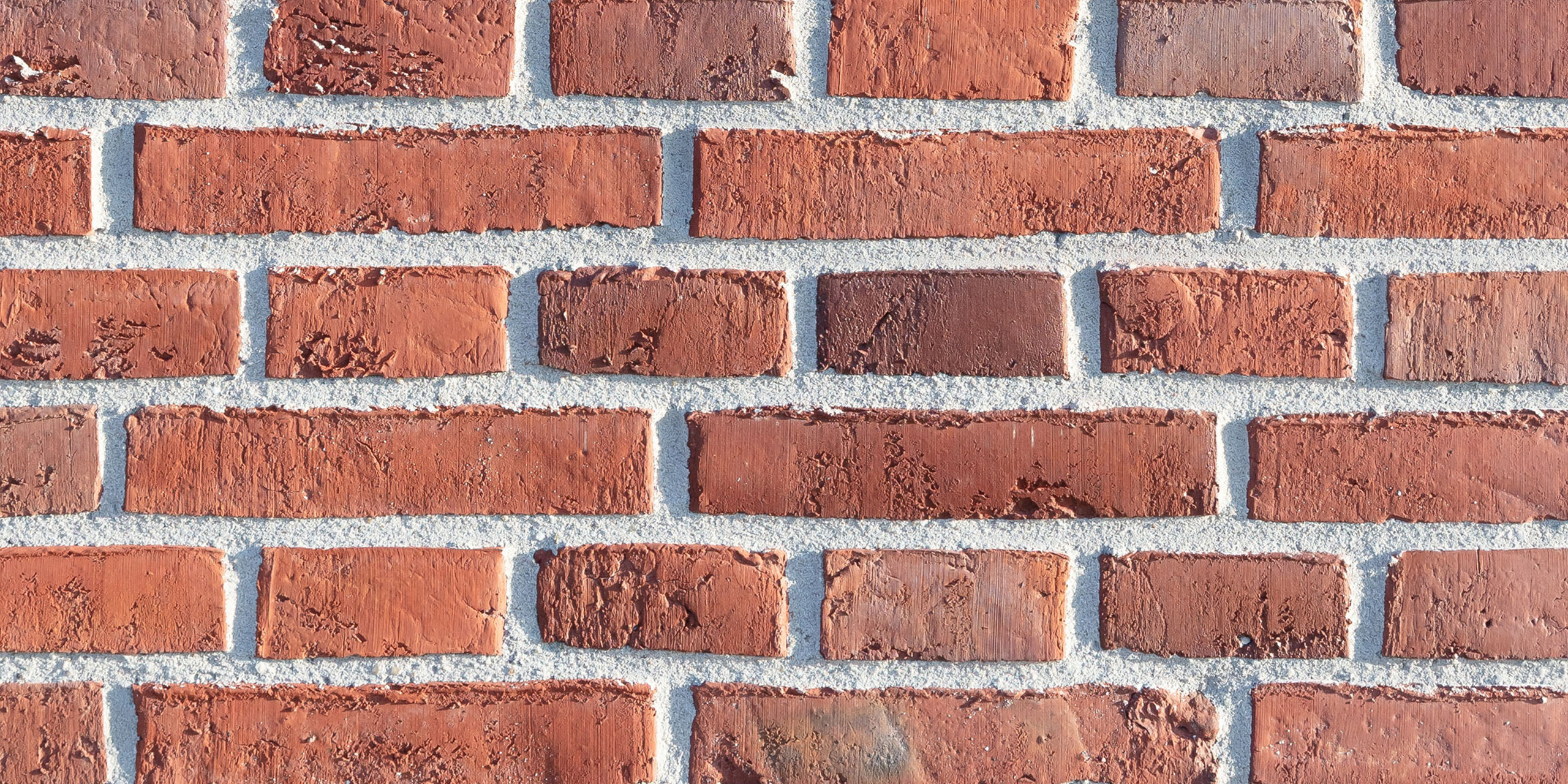 Muster mit 6 Reihen roter Klinker mit rauer Oberfläche und heller Fuge