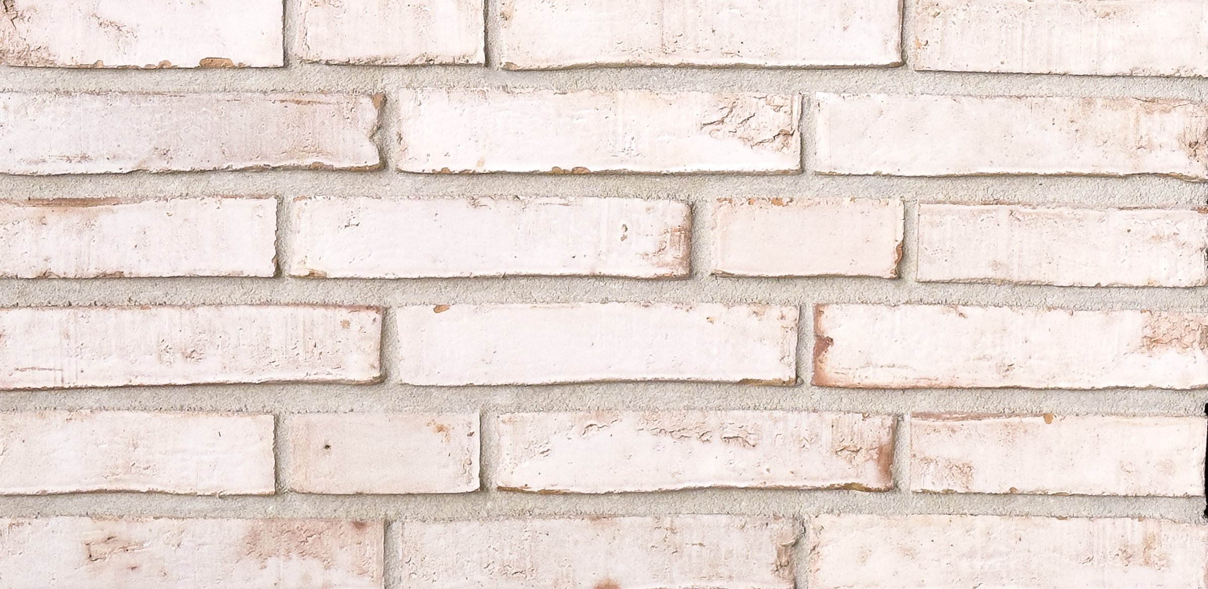 Mustertafel mit 6 Reihen Klinkern welche eine rot-gelbe Grundfarbe haben und sehr viel Weißsschlämme sodas die Klinker fast weiß wirken