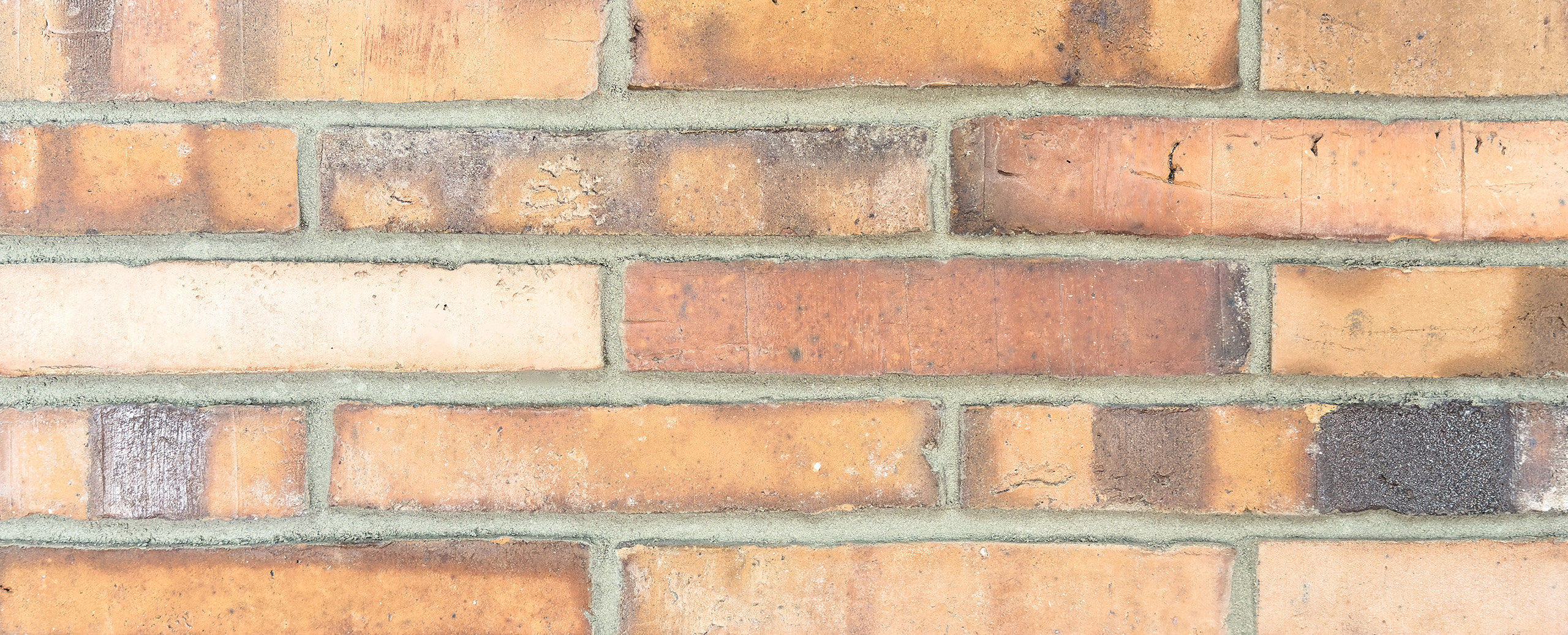 Mustertafel 5 Reihen gelb, orange- hellbraune Klinker mit leichten Kohleaufbrennungen und heller Fuge