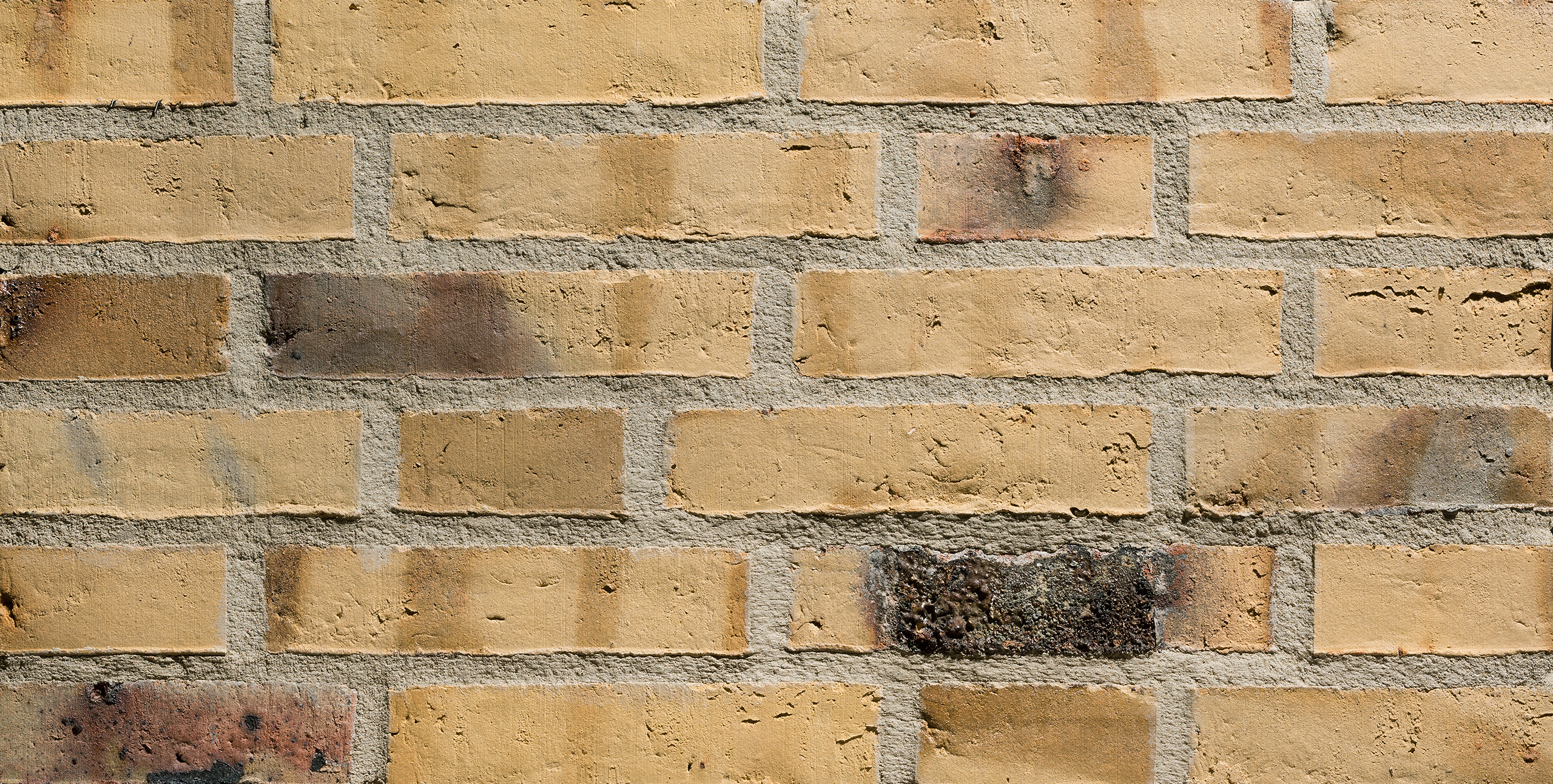 Mustertafel mit 6 Reihen gelber bis hellbrauner Klinker mit teilweise sehr dunklen Kohleaufbrennungen und heller Fuge