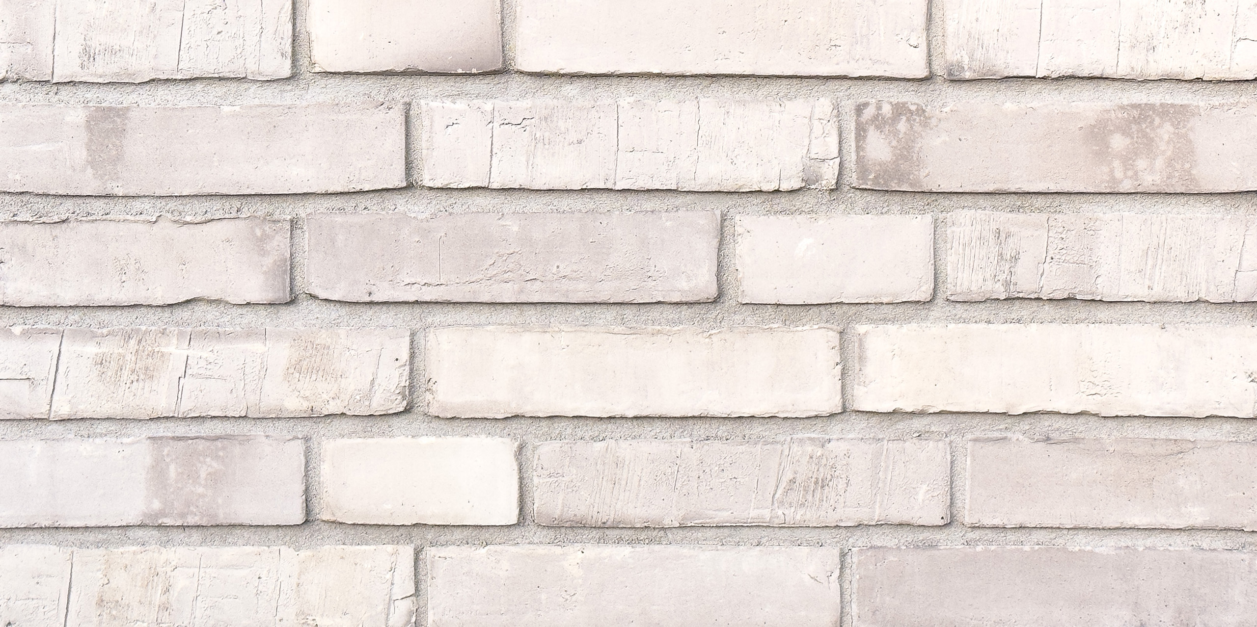 Mustertafel mit 6 Reihen sehr hellgrauer, fast weißer Klinker mit leicht sandfarbenen Bereichen