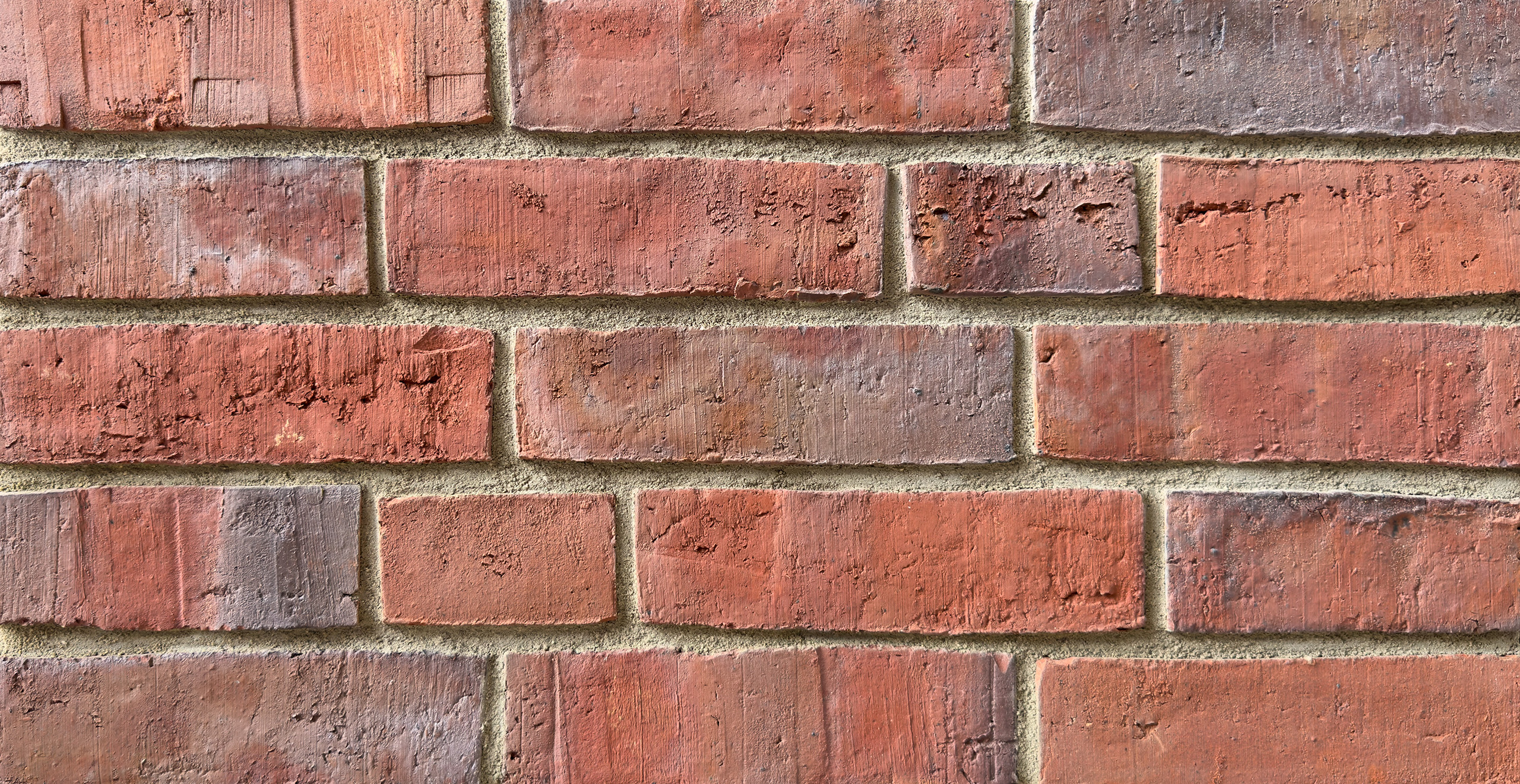 Mustertafel mit 5 Reihen roter Klinker mit bläulichen Bereichen und heller Fuge