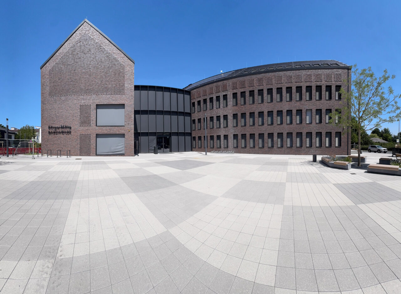 Frontansicht mit den rot-braunen Klinkern STP GR 301 Hell und Mauerwerksdekoration