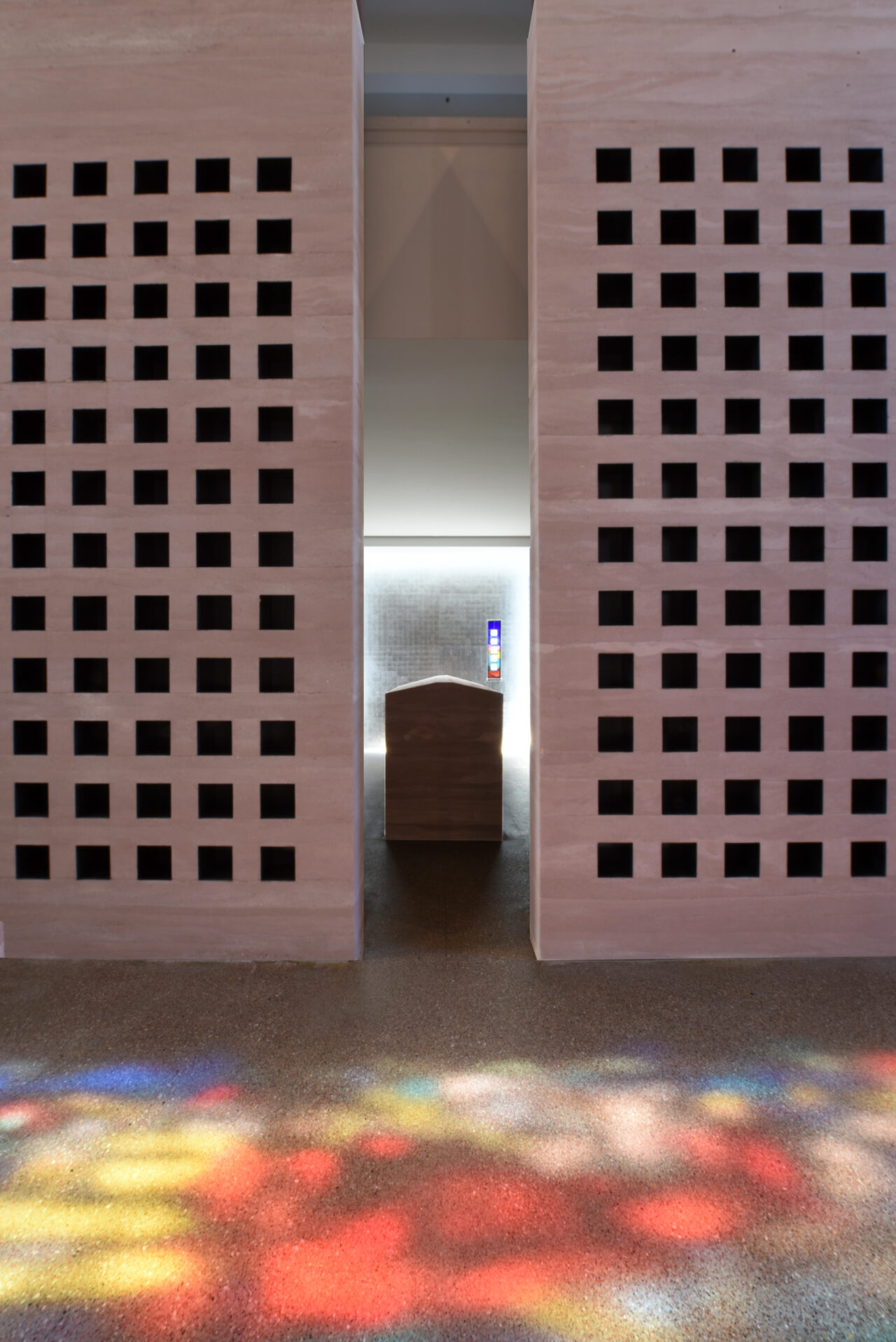 Frontalblick auf Mauer und Fussboden