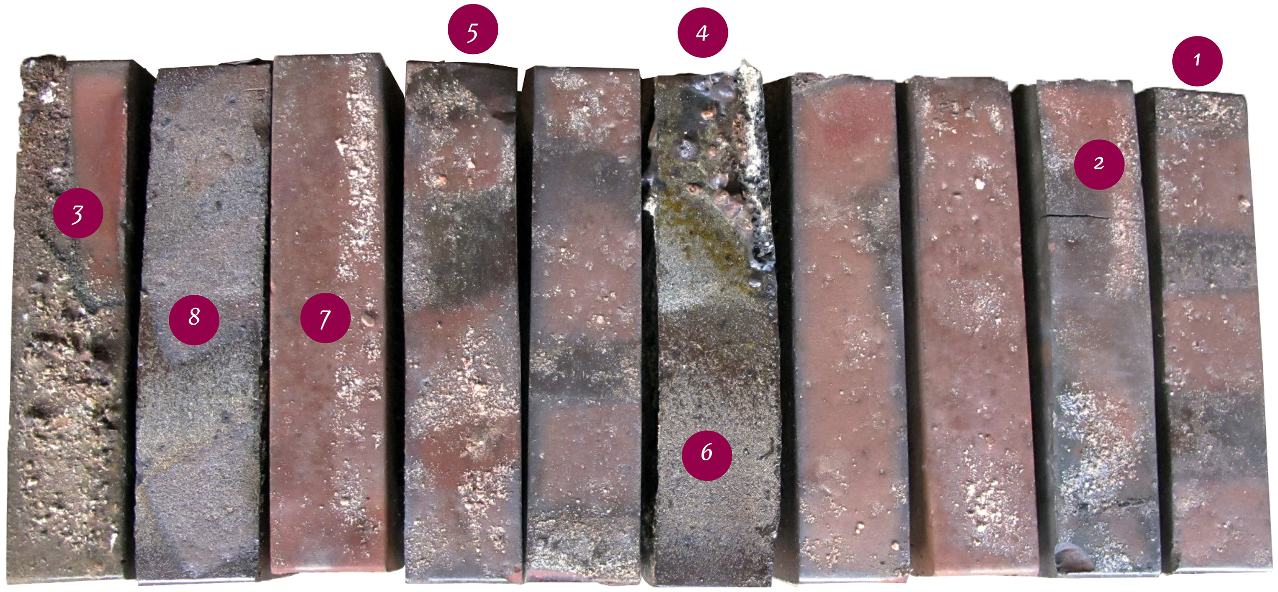 Reihe mit 10 Klinkern welche die unterschiedlichen Charakteristiken von Ringofenbränden darstellen