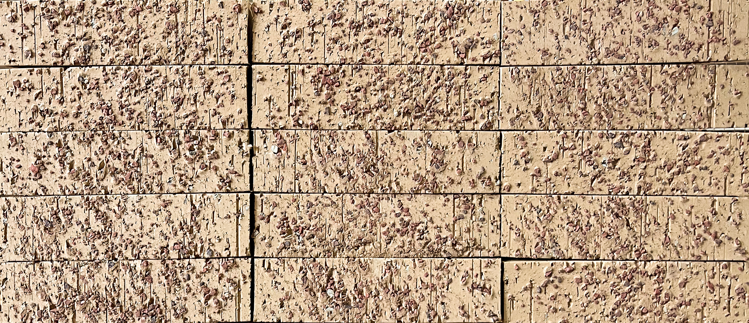 Lehmsteine gelegt in 3 Reihen a 6 Steinen - creme-weiß mit rot-braunen Partikeln in der aufgerauhten Oberfläche