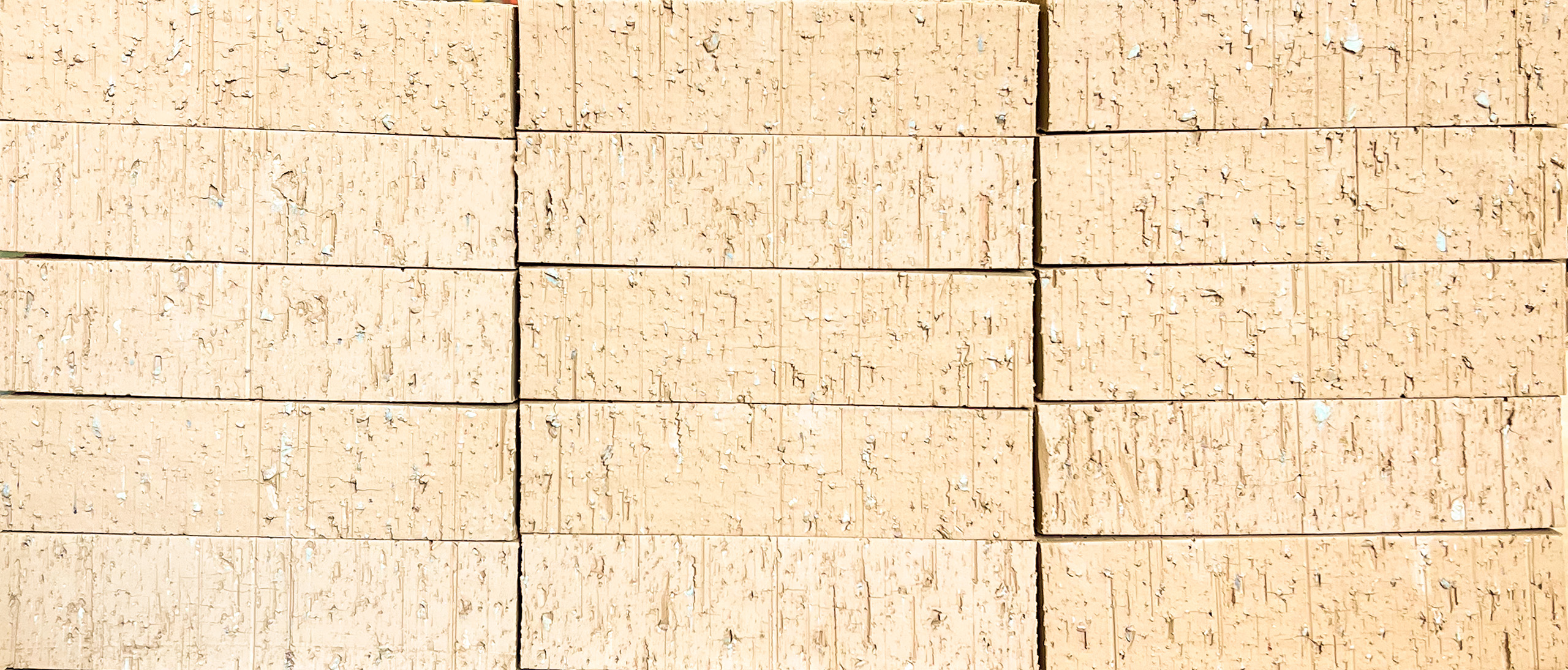 Lehmsteine gelegt in 3 Reihen a 6 Steinen - creme-weiß mit aufgerauhter Oberfläche