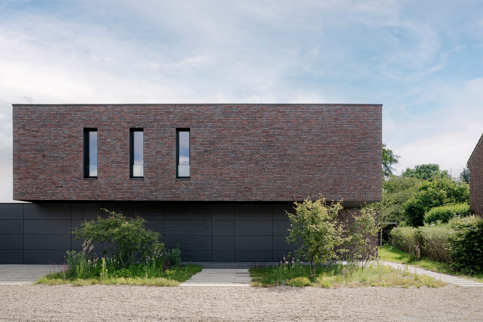 Zeitlose Architektur mit charakterstarker Klinkerfassade – Bild 2 von 10